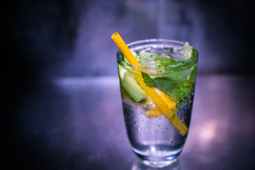 Erfrischendes Getränk mit Zitrone Minze und Eis