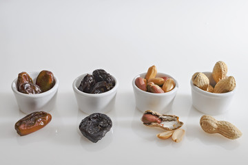 datteri prugne arachidi fondo bianco