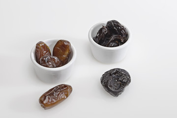 datteri prugne fondo bianco