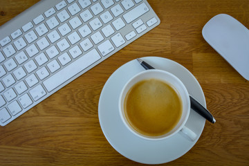 Arbeitsplatz Homeoffice Tasse Kaffee und Tastatur mit Stift auf Tisch