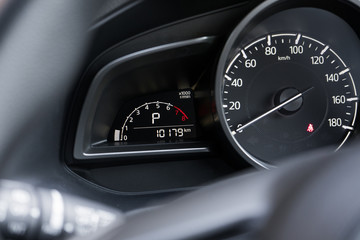 車 メーター スピード デザイン 視認性