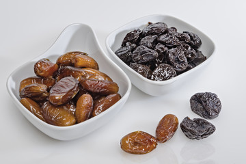datteri prugne fondo bianco