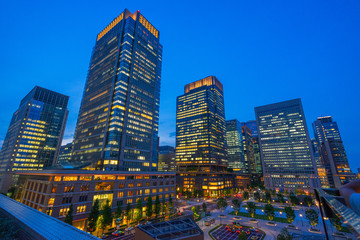 Naklejka premium 東京 東京駅 都会 ビル 夜景 夕方 夜 高層ビル