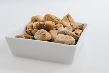 fichi ciotola quadrata fondo bianco