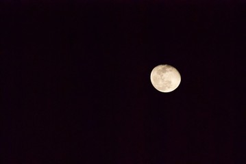 暗闇に浮かぶ満月
