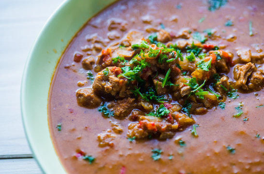 Rindfleischeintopf  mit Fleischst&uuml;cken in roter Tomaten sauce