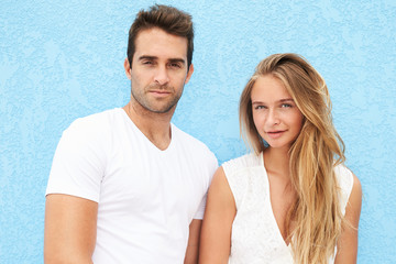Obraz premium Good looking couple in white against blue background