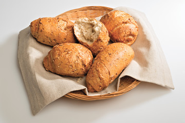 pane integrale con semi vari cesto dall'alto