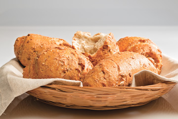 pane integrale con semi vari cesto dal basso
