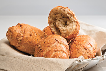 pane integrale con semi vari cesto metallico