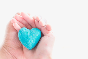 Obraz premium Hand holds the heart.the concept of love, Valentines day, symbol and romantic.