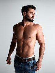 Männlicher Oberkörper von einem Model im Studio