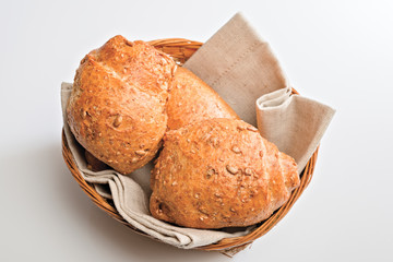 pane integrale con semi vari cesto piccolo dall'alto