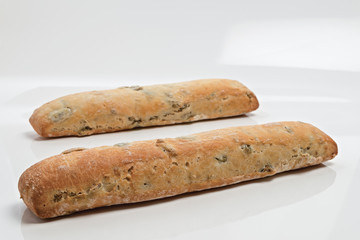 pane speciale italiano alle olive su fondo bianco da fronte