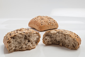 pane speciale italiano ai semi vari spezzato su fondo bianco da fronte