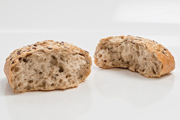 pane speciale italiano ai semi vari spezzato su fondo bianco da fronte
