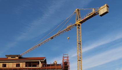 gru nel cantiere edile