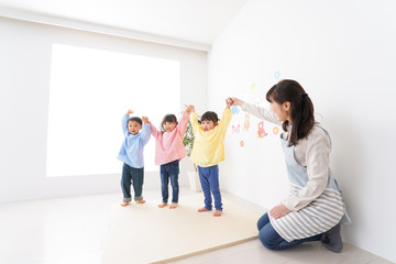 Fototapeta premium 幼稚園・保育園・こども園で笑顔で楽しく遊ぶ児童と先生