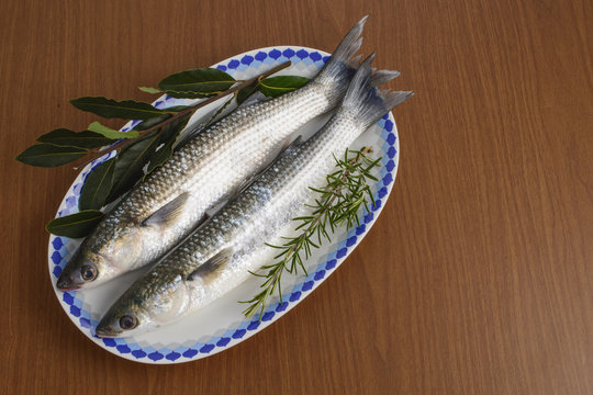 muggine nel piatto dall'alto.