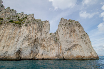 Bei einer Umrundung der Insel Capri mit einem Boot eröffnen sich die schönsten Perspektiven auf...