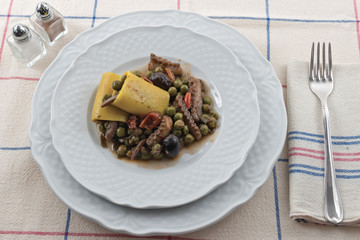 moscardino al pomodoro con piselli con pasta e olive nere