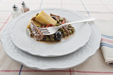 moscardino al pomodoro con piselli con pasta e olive nere