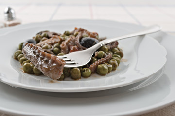 moscardino al pomodoro con piselli e olive nere