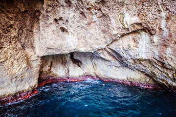 Bei einer Umrundung der Insel Capri mit einem Boot eröffnen sich die schönsten Perspektiven auf...