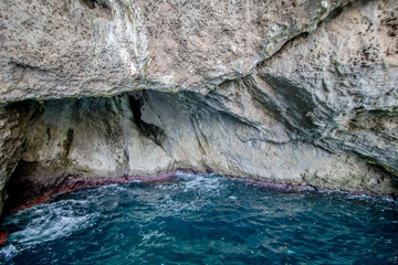 Bei einer Umrundung der Insel Capri mit einem Boot eröffnen sich die schönsten Perspektiven auf...