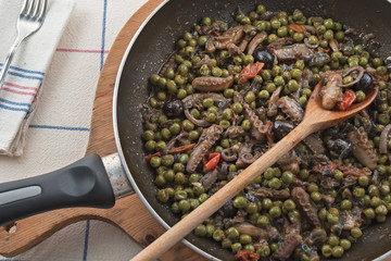 moscardino al pomodoro con piselli e olive nere in padella