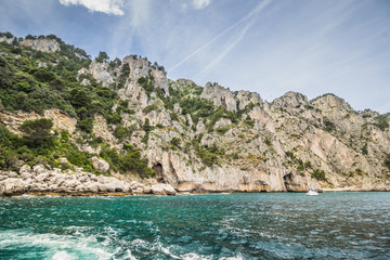 Bei einer Umrundung der Insel Capri mit einem Boot eröffnen sich die schönsten Perspektiven auf...