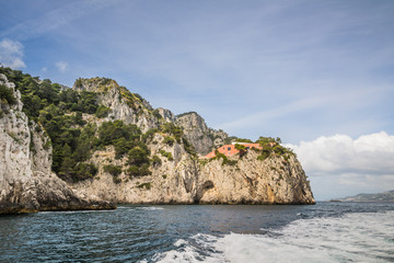 Bei einer Umrundung der Insel Capri mit einem Boot eröffnen sich die schönsten Perspektiven auf...
