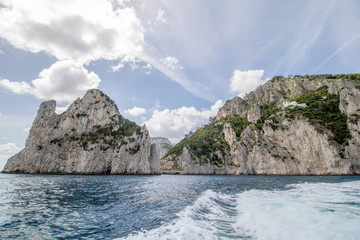 Bei einer Umrundung der Insel Capri mit einem Boot eröffnen sich die schönsten Perspektiven auf...