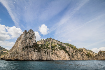 Bei einer Umrundung der Insel Capri mit einem Boot eröffnen sich die schönsten Perspektiven auf...