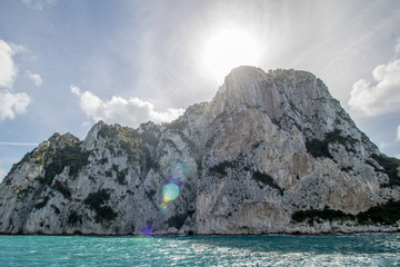 Bei einer Umrundung der Insel Capri mit einem Boot eröffnen sich die schönsten Perspektiven auf...