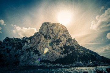 Bei einer Umrundung der Insel Capri mit einem Boot eröffnen sich die schönsten Perspektiven auf...