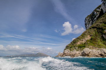 Bei einer Umrundung der Insel Capri mit einem Boot eröffnen sich die schönsten Perspektiven auf...