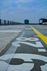 Parkplatz auf Parkhausdeck Beton modern