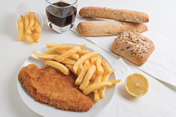 pesce e patatine fritte dall'alto