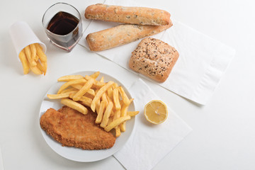 pesce e patatine fritte dall'alto
