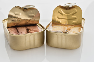 lattine di sgombri e sardine aperte fronte.jpg