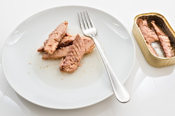 sgombri nel piatto con scatola da sopra