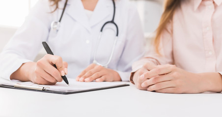 Nutritionist explaining personalized diet plan to patient