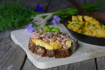 Krabbenrührei auf Brot