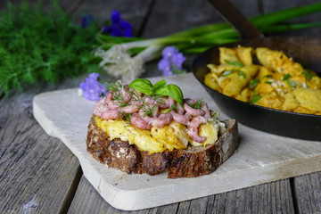 Krabbenrührei auf Brot