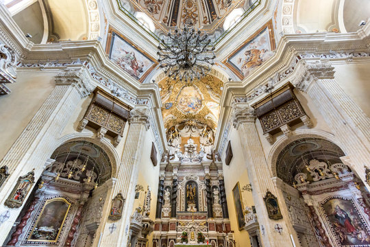 Interno Chiesa di San Michele nel quartiere stampare a Cagliari