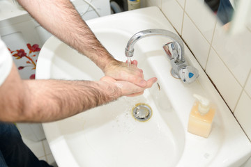 Mann beim H&auml;ndewaschen, Corona, covid-19