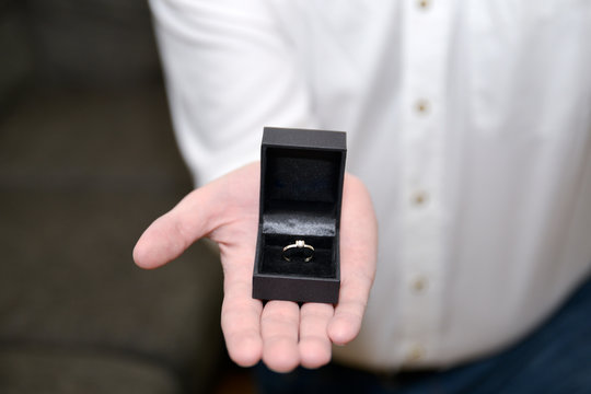 Mann hält den Ring, Antrag, Hochzeitantrag