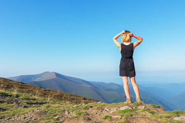 Naklejka premium Girls on a mountain ridge rest with tents.