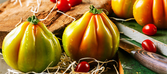 Frische Fleischtomaten auf rustikalem Hintergrund